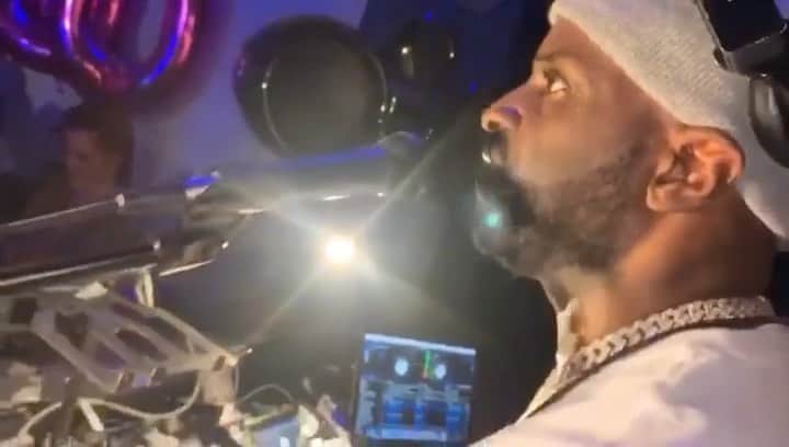 ファンクマスター・フレックスのインスタグラム：「INSTAGRAM LIVE: STARTING HALLOWEEN WEEKEND I WILL BE BRINGING THIS TYPE OF ENERGY TO MY INSTAGRAM LIVE ONCE A WEEK! FUNKFLEX ON THE @technicsturntables (no Cdjs) LIVE FROM THE: #FunkFlexPlayroom (my crib)😂😂😂😂😂  GET READY TO PARTY!!!!  PLAYING: EXCLUSIVES  HIP HOP REGGAE  GUARACHA REGGAETON  POWERED BY: @dodgeofficial  @coronausa  @bransoncognac  @ciroc  @40dayreset」