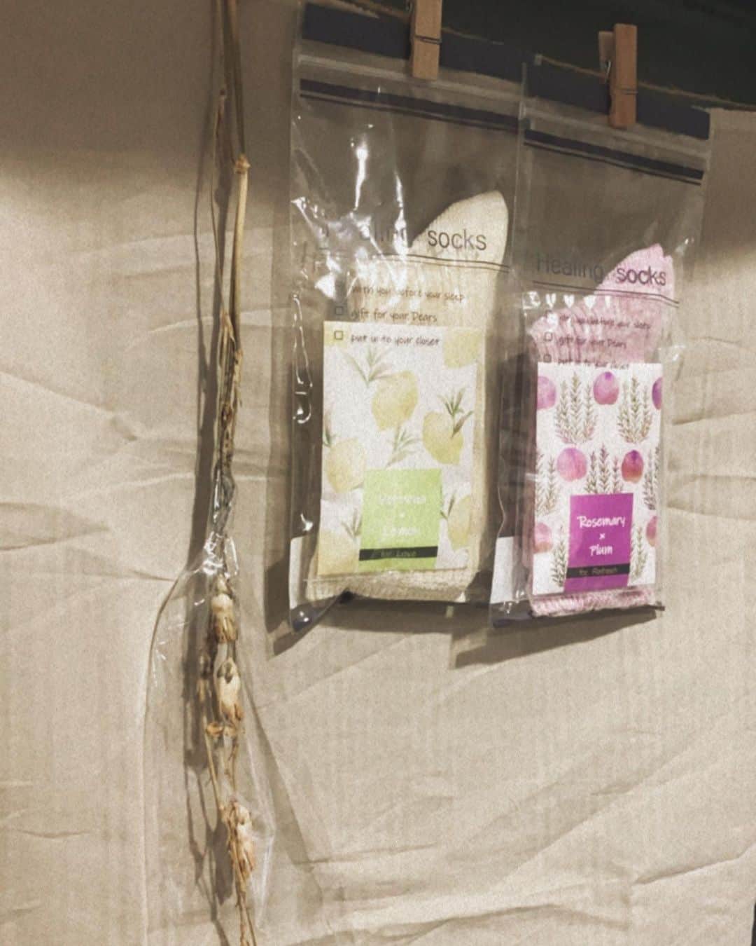 平山奈美のインスタグラム：「🧦🥀 @healingsocks   サシェが入っていてわたしは ローズマリー×プラムと ヴァーベナ×レモン💜💛 香り付きのルームソックスってなんだかとっても贅沢で癒し🤤🤤 素敵な商品をありがとうございました☺️  9/16からWebサイトにて販売開始みたいなので是非チェックしてみて下さい👆  #healingsocks #ヒーリングソックス #靴下 #香りのある暮らし #インテリア #サシェ #おうち時間 #pr」