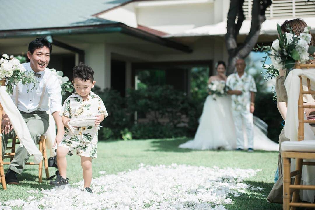 RealWeddingsのインスタグラム：「フラワーバージンロードを踏まないように一生懸命歩くリングボーイに、緊張がほぐれ、思わず笑みがこぼれたワンシーン♡  ＊＊＊ ﻿ Planning:@realweddings_hawaii﻿ Photo:@plemeri @visionarijapan  ﻿Hair&Make Up:@rie_utahm Flower:@flowersfortwo Venue:@kahala_resort  #ハワイ挙式#ハワイウェディング#ハワイ婚#リゾ婚#リゾ婚ハワイ#海外ウェディング#ハワイ結婚式#お洒落花嫁さんと繋がりたい#プレ花嫁#フォトウェディング#海外挙式#花嫁準備#日本中のプレ花嫁さんと繋がりたい#全国のプレ花嫁さんと繋がりたい#リゾートウェディング#2020冬婚#2021春婚#結婚式準備﻿#カハラホテルウェディング  #hawaii#wedding#instawedding#instaphoto#hawaiiwedding#hawaiiweddingplanner#realweddings_hawaii#kahalawedding」