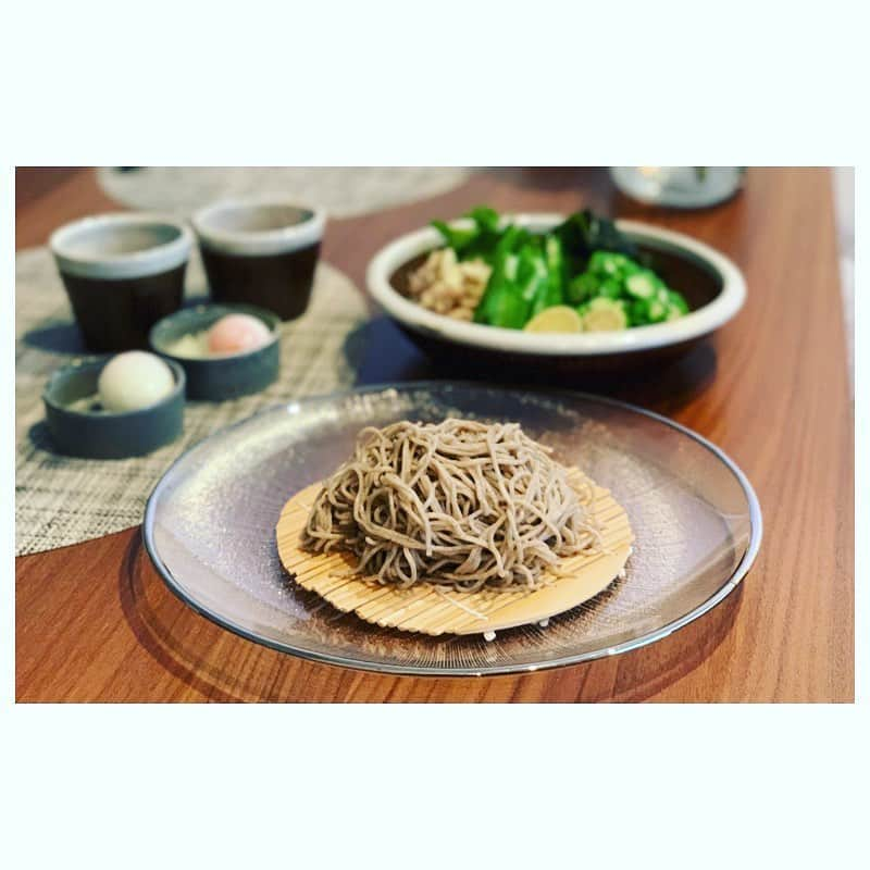 市橋有里さんのインスタグラム写真 - (市橋有里Instagram)「【薬味もりもり蕎麦】 もうすぐ新蕎麦の季節ですね。 蕎麦好きには待ちきれない今の時期ですが… 長葱を切らしていたのでそれならと、群馬のお野菜と徳島のすだちわかめをたっぷりと。このささげが新食感✨シャリシャリと美味。 あー早く猿ヶ京温泉行きたいな♨️秀子さんに会いたいな♪ ・ #群馬のお野菜 #すだち #鳴門わかめ #7割蕎麦 #田村製麺 #ふくしまや #小料理屋あり」9月12日 12時18分 - ariichihashi