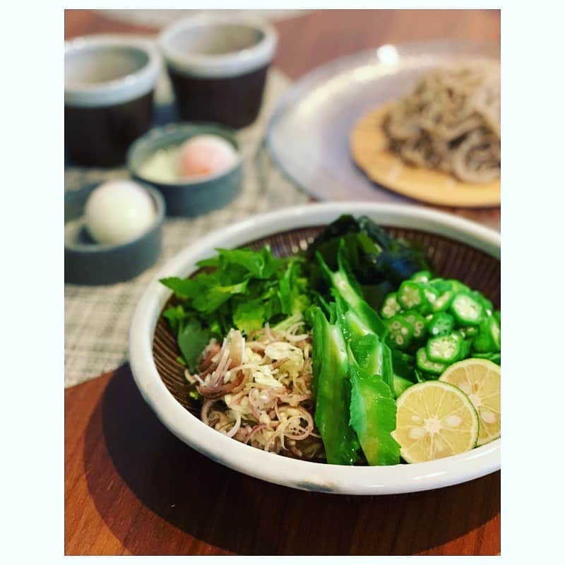 市橋有里のインスタグラム：「【薬味もりもり蕎麦】 もうすぐ新蕎麦の季節ですね。 蕎麦好きには待ちきれない今の時期ですが… 長葱を切らしていたのでそれならと、群馬のお野菜と徳島のすだちわかめをたっぷりと。このささげが新食感✨シャリシャリと美味。 あー早く猿ヶ京温泉行きたいな♨️秀子さんに会いたいな♪ ・ #群馬のお野菜 #すだち #鳴門わかめ #7割蕎麦 #田村製麺 #ふくしまや #小料理屋あり」