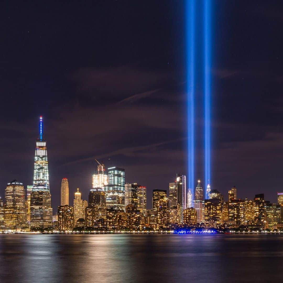 ベイリー・マディソンのインスタグラム：「“No day shall erase you from the memory of time...” #NeverForget 9/11 ♥️ my heart and thoughts are heavy today as they always are on this day every year, as we remember and lift up the lives lost on September 11th. The sons, daughters, fathers, and mothers who were taken from us, the heroes who selflessly sacrificed their lives to try to save others, and the family members that have to relive this pain over again every year.   Reminded of the hope, strength, and love of this country today and always.」
