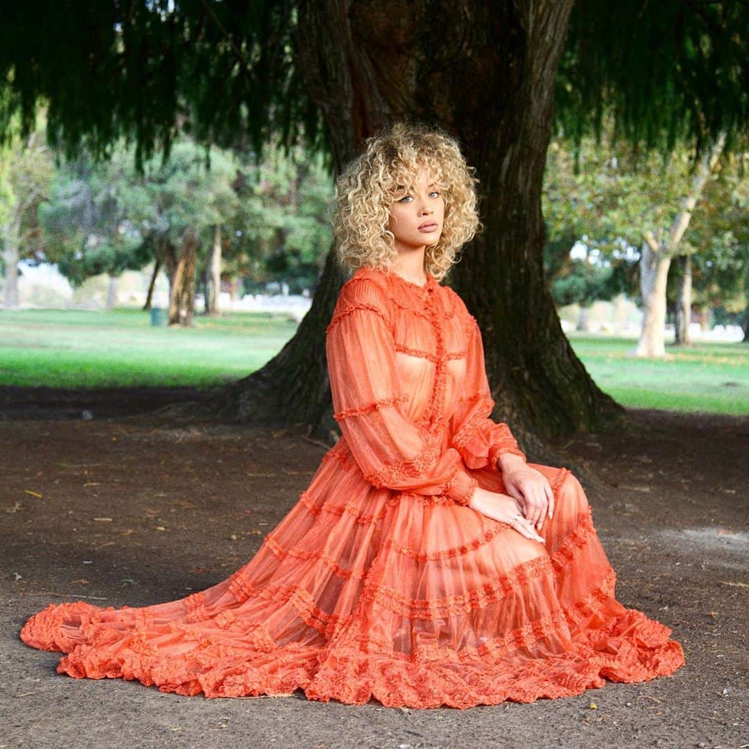 ジャスミン・サンダースのインスタグラム：「Praying for everyone! There’s so much going on in the world, and so much people don’t speak about. Know that someone’s praying for your happiness your peace, your strength, and your healing, no matter what higher power you may believe in. ❤️ @fendi @fisforfendi」