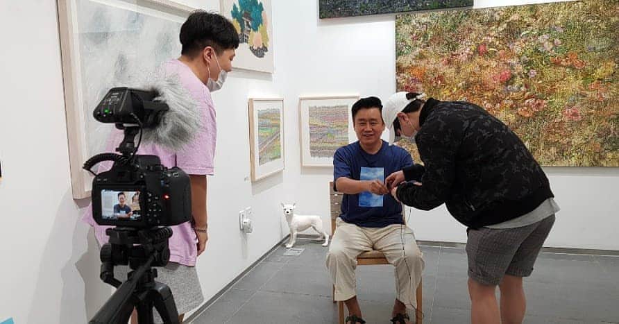 イ・グァンギさんのインスタグラム写真 - (イ・グァンギInstagram)「몇일전 유쾌한 찬구들이 다녀 갔습니다. 사극.시대극 좋아서 유튜브 배배뷰tv친구들 !!^^ 알바로 택배하면서 틈틈히  보고싶은 장면과 배우를 찾아서 대중들에게 소개하는 채널 운영중  구독자수는 나보다 많다 ㅋㅋ5000명정도 조횟수는 더 많다ㅋㅋㅋ 그리고 인터뷰 사례비라고 봉투에 사례비와 감사 글까지~~ 사례비는 마음으로 받고 편지만 받았다 .  ㅎㅎ마이크가 없어 깨진 아이폰에 마이크 연결해서 사용할 정도의 열악함 속에서도  예의를 지킬줄 아는 청년들이다  앞으로 응원 해주고 싶은 친구들입니다 같이 구독 눌러 주실까요? #배배뷰#유튜브#광끼채널#태조왕건#야인시대#이광기라이브경매쇼」9月12日 12時34分 - lee_kwang_gi