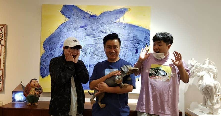 イ・グァンギさんのインスタグラム写真 - (イ・グァンギInstagram)「몇일전 유쾌한 찬구들이 다녀 갔습니다. 사극.시대극 좋아서 유튜브 배배뷰tv친구들 !!^^ 알바로 택배하면서 틈틈히  보고싶은 장면과 배우를 찾아서 대중들에게 소개하는 채널 운영중  구독자수는 나보다 많다 ㅋㅋ5000명정도 조횟수는 더 많다ㅋㅋㅋ 그리고 인터뷰 사례비라고 봉투에 사례비와 감사 글까지~~ 사례비는 마음으로 받고 편지만 받았다 .  ㅎㅎ마이크가 없어 깨진 아이폰에 마이크 연결해서 사용할 정도의 열악함 속에서도  예의를 지킬줄 아는 청년들이다  앞으로 응원 해주고 싶은 친구들입니다 같이 구독 눌러 주실까요? #배배뷰#유튜브#광끼채널#태조왕건#야인시대#이광기라이브경매쇼」9月12日 12時34分 - lee_kwang_gi