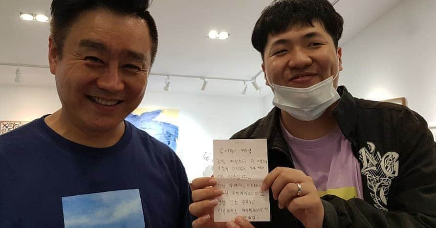イ・グァンギさんのインスタグラム写真 - (イ・グァンギInstagram)「몇일전 유쾌한 찬구들이 다녀 갔습니다. 사극.시대극 좋아서 유튜브 배배뷰tv친구들 !!^^ 알바로 택배하면서 틈틈히  보고싶은 장면과 배우를 찾아서 대중들에게 소개하는 채널 운영중  구독자수는 나보다 많다 ㅋㅋ5000명정도 조횟수는 더 많다ㅋㅋㅋ 그리고 인터뷰 사례비라고 봉투에 사례비와 감사 글까지~~ 사례비는 마음으로 받고 편지만 받았다 .  ㅎㅎ마이크가 없어 깨진 아이폰에 마이크 연결해서 사용할 정도의 열악함 속에서도  예의를 지킬줄 아는 청년들이다  앞으로 응원 해주고 싶은 친구들입니다 같이 구독 눌러 주실까요? #배배뷰#유튜브#광끼채널#태조왕건#야인시대#이광기라이브경매쇼」9月12日 12時34分 - lee_kwang_gi