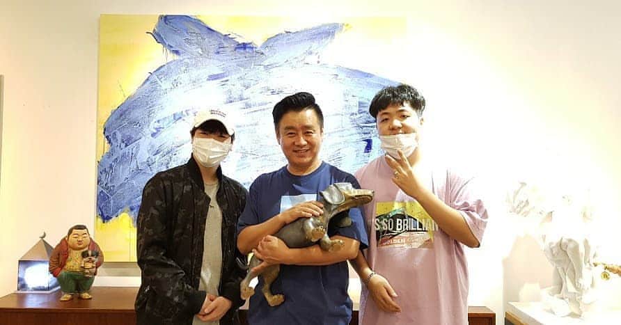 イ・グァンギさんのインスタグラム写真 - (イ・グァンギInstagram)「몇일전 유쾌한 찬구들이 다녀 갔습니다. 사극.시대극 좋아서 유튜브 배배뷰tv친구들 !!^^ 알바로 택배하면서 틈틈히  보고싶은 장면과 배우를 찾아서 대중들에게 소개하는 채널 운영중  구독자수는 나보다 많다 ㅋㅋ5000명정도 조횟수는 더 많다ㅋㅋㅋ 그리고 인터뷰 사례비라고 봉투에 사례비와 감사 글까지~~ 사례비는 마음으로 받고 편지만 받았다 .  ㅎㅎ마이크가 없어 깨진 아이폰에 마이크 연결해서 사용할 정도의 열악함 속에서도  예의를 지킬줄 아는 청년들이다  앞으로 응원 해주고 싶은 친구들입니다 같이 구독 눌러 주실까요? #배배뷰#유튜브#광끼채널#태조왕건#야인시대#이광기라이브경매쇼」9月12日 12時34分 - lee_kwang_gi