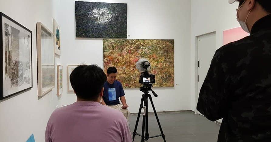 イ・グァンギさんのインスタグラム写真 - (イ・グァンギInstagram)「몇일전 유쾌한 찬구들이 다녀 갔습니다. 사극.시대극 좋아서 유튜브 배배뷰tv친구들 !!^^ 알바로 택배하면서 틈틈히  보고싶은 장면과 배우를 찾아서 대중들에게 소개하는 채널 운영중  구독자수는 나보다 많다 ㅋㅋ5000명정도 조횟수는 더 많다ㅋㅋㅋ 그리고 인터뷰 사례비라고 봉투에 사례비와 감사 글까지~~ 사례비는 마음으로 받고 편지만 받았다 .  ㅎㅎ마이크가 없어 깨진 아이폰에 마이크 연결해서 사용할 정도의 열악함 속에서도  예의를 지킬줄 아는 청년들이다  앞으로 응원 해주고 싶은 친구들입니다 같이 구독 눌러 주실까요? #배배뷰#유튜브#광끼채널#태조왕건#야인시대#이광기라이브경매쇼」9月12日 12時34分 - lee_kwang_gi