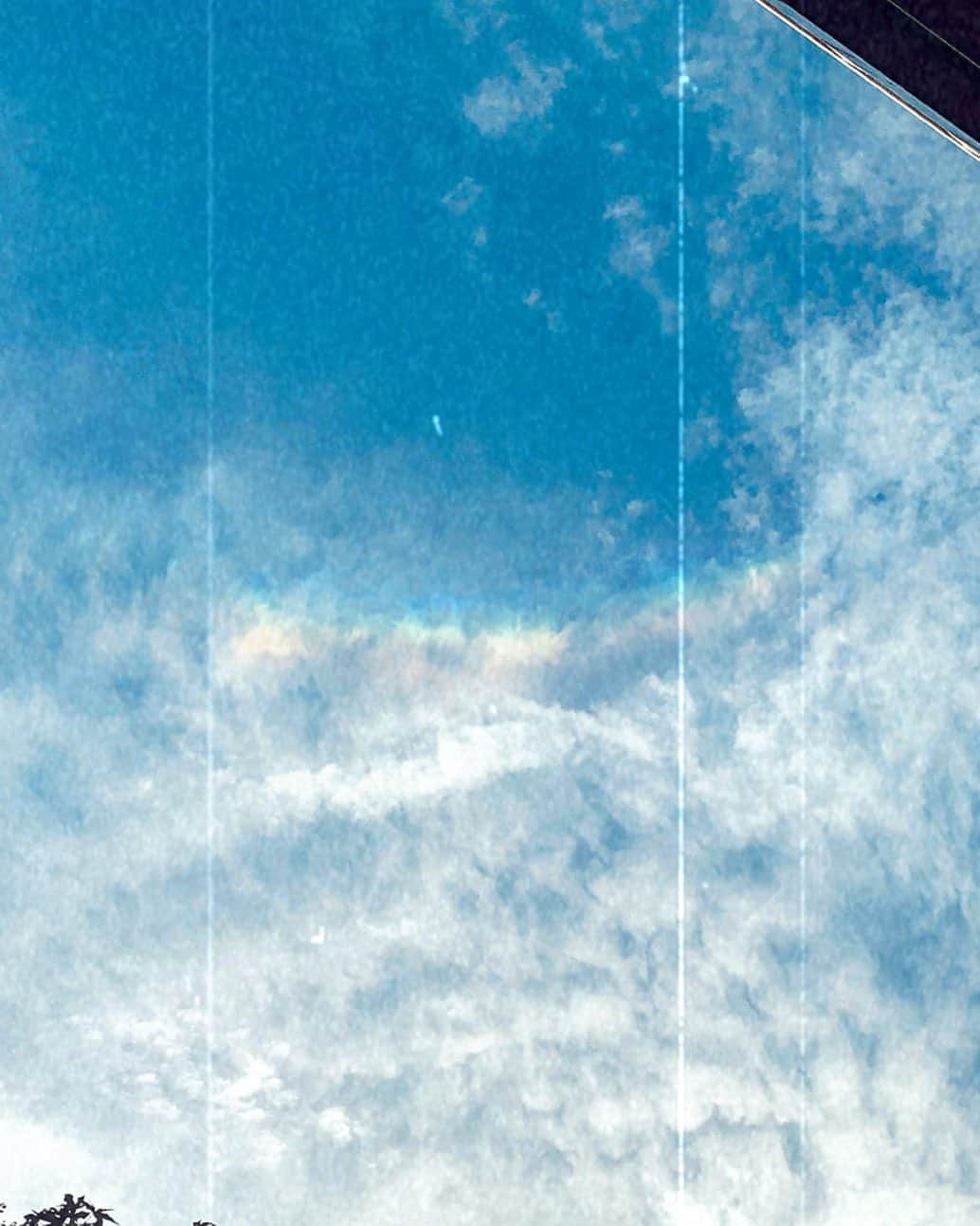西本ヒカルのインスタグラム：「🌈 #雲の中に隠れてるにじ」
