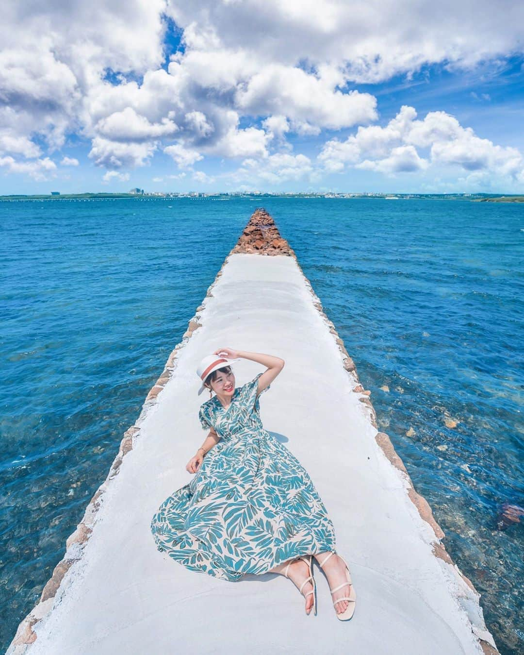 樂さんのインスタグラム写真 - (樂Instagram)「澎湖五德。東碼頭天堂路🌊 這次去澎湖發現這個，和後寮天堂路超像的景點😍 而且這裡完全沒有人，也可以拍出走在海上的照片💙💙💙 不想要去後寮天堂路人擠人，一定要把這裡收藏起來😁 只要導航「奧斯卡精品海景民宿」就可以到達嘍！ ⚠️記得一定要挑選滿潮的時候去🌊 Tag要去澎湖的朋友來拍照吧📷 With / @irenejian  - #澎湖#澎湖南環 #山水濱海商圈 #澎湖縣澎南商圈發展協會  #澎南線 #penghu #taiwan」9月12日 12時42分 - ygt1016