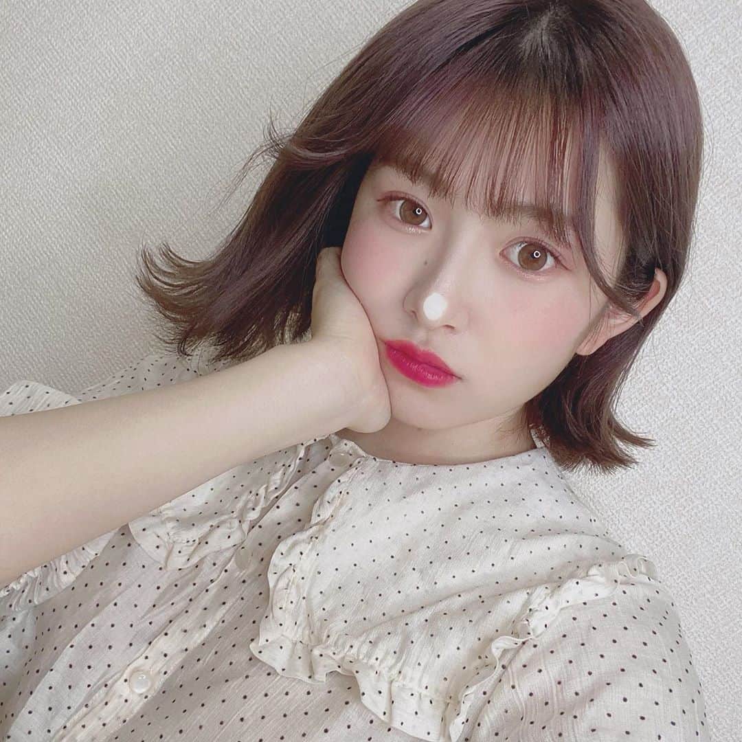 青木菜花のインスタグラム：「.﻿ .﻿ ソフティモさんのコールドクリーム﻿ 使ってみたよ〜！🐝﻿ ﻿ 何より見た目が可愛い🥺﻿ 6種のはちみつが入ってて匂いもハニーの香りで凄くいい匂い🐻🍯﻿ ﻿保湿もしっかりされるから乾燥肌の人にもオススメだし 美容液も入ってるしまつエクしている人でも使えるみたい！😍﻿ .﻿ .﻿ #ソフティモ　﻿ #ハニーマイルドクレンジング　﻿ #ハニーマイルドシリーズ　﻿ #クレンジング　﻿ #化粧落とし　﻿ #メイク落とし　﻿ #はちみつ　﻿ #ハニー　﻿ #コールドクリーム　﻿ #クリームタイプ　﻿ #まつエクOK　﻿ #コーセーコスメポート #softymo_supported」