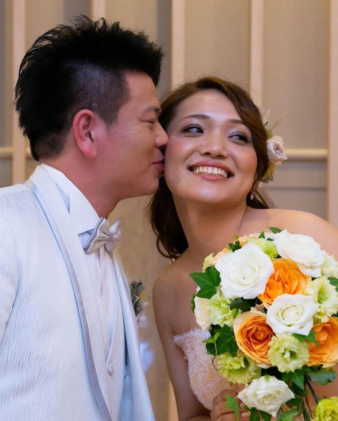 楽婚【公式】Instagramさんのインスタグラム写真 - (楽婚【公式】InstagramInstagram)「.﻿ ♡花嫁の笑顔って無敵﻿ ﻿ オレンジのカラードレスがお似合いの﻿ 笑顔が素敵なご新婦様＊。+﻿ ウェディングドレスを着て、﻿ 大好きな彼の隣にいれる幸せは﻿ こんなにも花嫁を輝かせるんです♡﻿ ﻿ ♥楽婚の先輩カップル：Takashi ＆ Naoko﻿ 会場：#京都ブライトンホテル﻿ ﻿ ﻿ @rakukon をフォローして﻿ 『#楽婚』をつけて、﻿ お写真の投稿大歓迎♡﻿ 公式IGでリグラムされるかも！？﻿ ﻿ Webでご予約はTOPのURLより♡﻿ ⇒@rakukon﻿ .﻿ #楽婚 #rakukon #ベストアニバーサリー﻿ #ベストブライダル﻿ #wedding #ウェディング﻿ #フォトウェディング﻿ #プレ花嫁 #卒花﻿ #日本中のプレ花嫁さんと繋がりたい﻿ #プラコレ #marryxoxo﻿ #ウエディングニュース﻿ #花嫁 #卒花嫁 #2020年夏婚﻿ 2020年秋婚 #2020年冬婚﻿ #2021年春婚 #2021年夏婚﻿ #式場探し#ナチュラルウェディング﻿ #オリジナルウェディング﻿ ﻿ #結婚式準備 #結婚式場#weddingdress﻿ #Weddingphoto﻿﻿ #カラードレス﻿ #オレンジドレス﻿ #披露宴演出」9月12日 18時20分 - rakukon