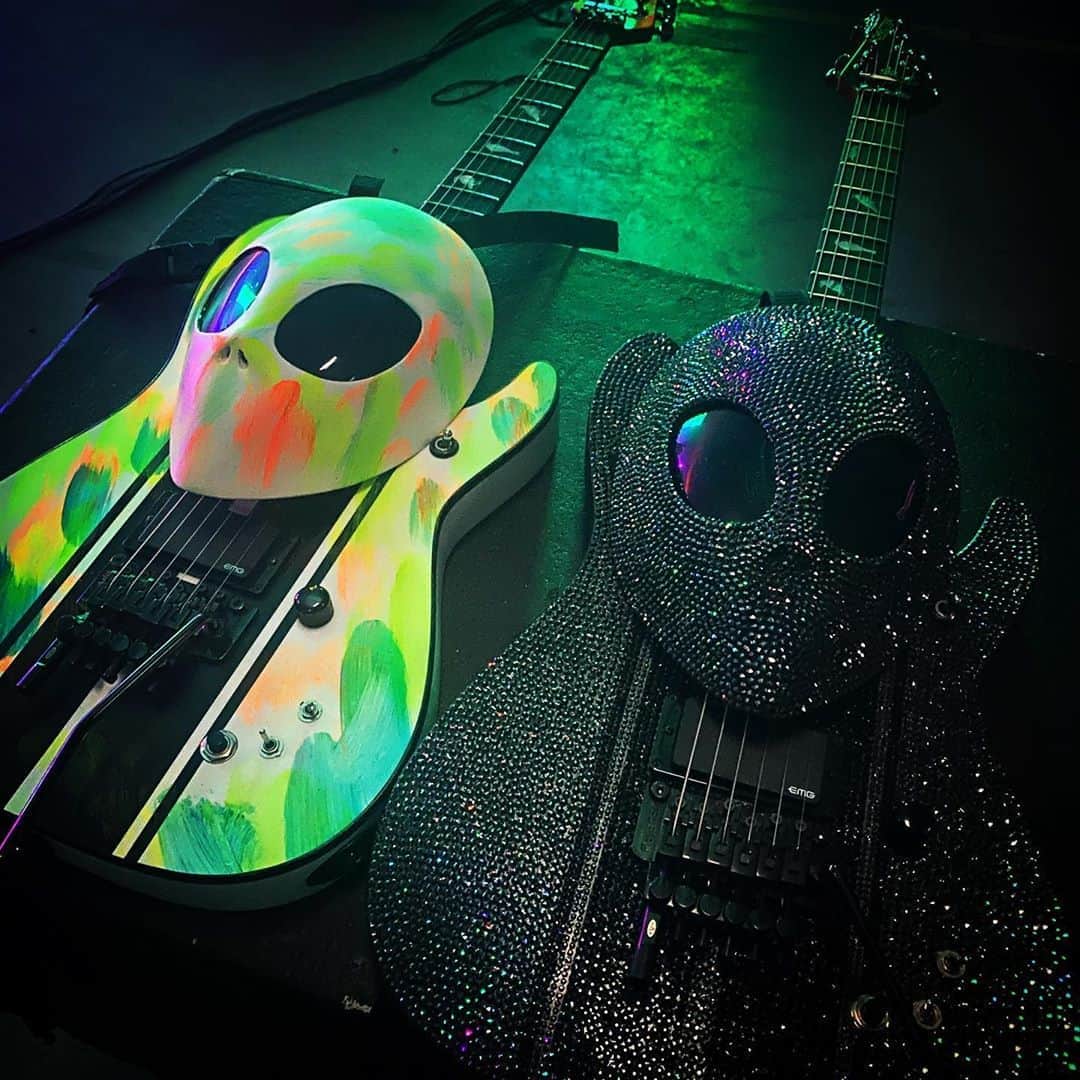 DJアシュバさんのインスタグラム写真 - (DJアシュバInstagram)「Just finished filming the video to my next single ‘Let’s Dance’ 👽🔥#newmusic #newsound #globaldanceparty #edm #rock #guitar #festivalmusic #theabducted」9月12日 18時13分 - ashba