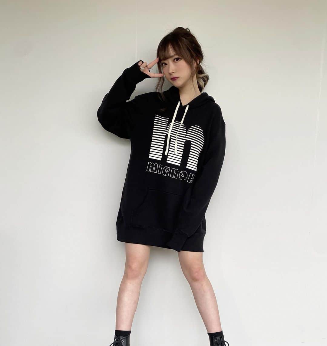 おもてちゃんのインスタグラム：「. おまたせしました〜〜🌪🌪🌪 m_mignon秋冬新作公開しました！ 私のプロフィールのURLから是非チェックしてください(＾ｰ^) . 発売は【 9/20 11:00〜 】です🛒❕ m_mignonの商品はほとんどがユニセックスです◎ どれもこだわって作ったので男女関係なくみ〜〜んなに使ってほしい(＾ｰ^)」
