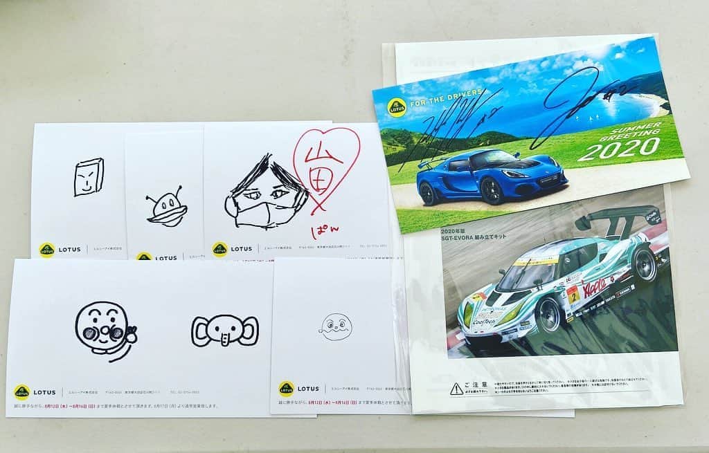 有馬綾香のインスタグラム：「2号車は悔しい結果となりましたが、ここで終わる2号車じゃありません！！！！  明日は追い抜くだけです！！！  後ろから噛み付いていく！  加藤さん柳田さんチームのみんな気持ちを切り替えて明日の決勝に臨みますので 今こそ一緒に牙EVORAちゃんを応援してください📣🍎💕  そしてインスタライブも観てくれてありがとうございました😊  16:15〜の回は加藤選手と柳田選手も出演してくださいました！ そして画伯が爆誕🥺 そんな画伯にまさかの似顔絵を描いて頂きました！ 山田涼介さんファンの方すいません🙇‍♀️ 宝物として私が貰いたいくらい😭応募しようかな…w  気になる方！ lotus公式アカウントのアーカイブでも観れるので 是非観てね⬇︎ @lotusjapan_lci   #sgt #supergt #lotus #evora」