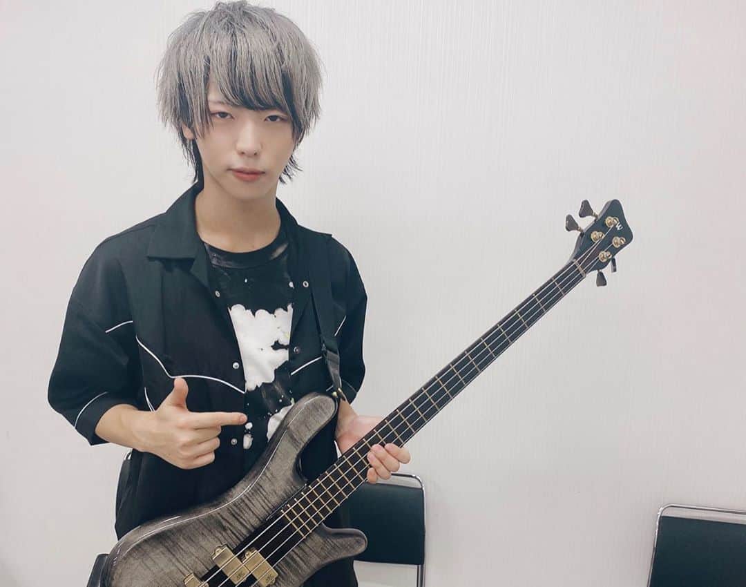 圭吾のインスタグラム：「THE MUSIC  DAY！！！！ きゅんですじゃなくて指差しです！」