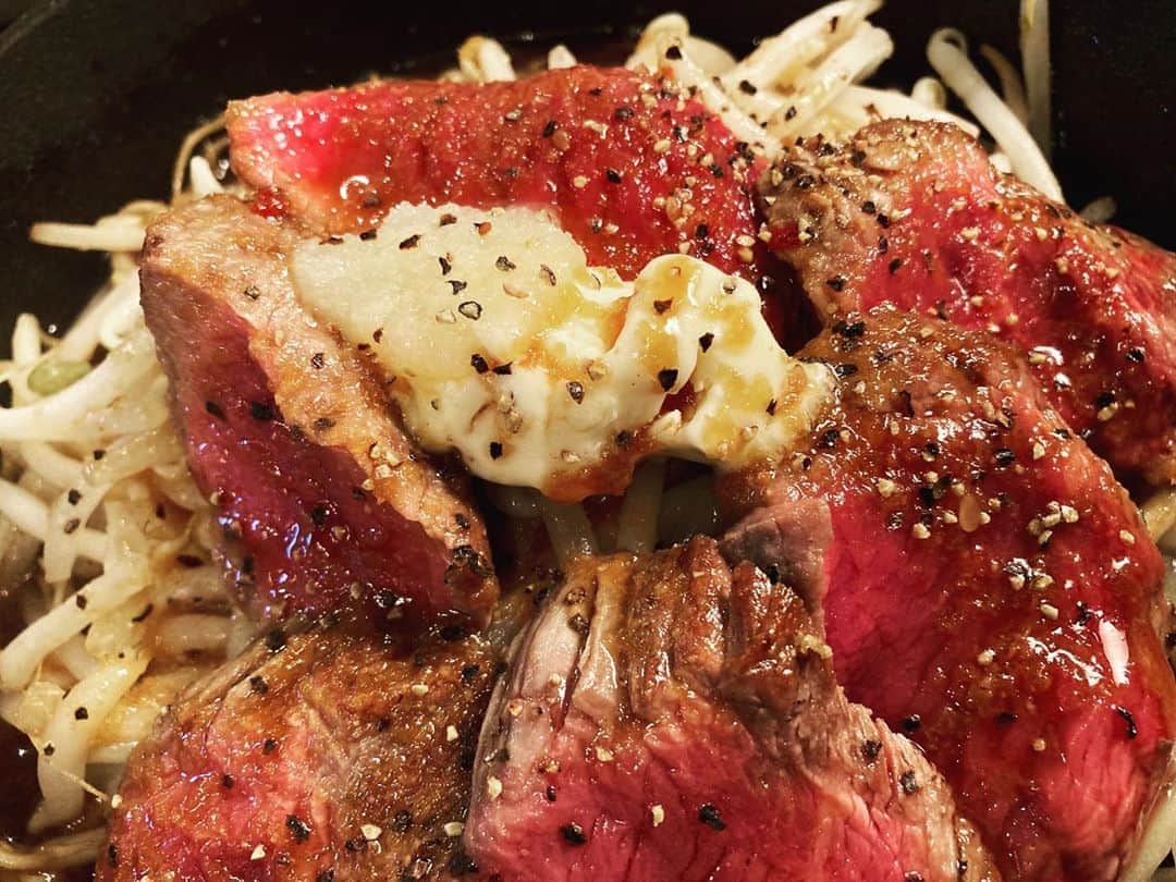 のインスタグラム：「タベルナUOKIN京橋店 土日祝日限定 『百獣のステーキ』 150g¥1,000→¥900(税抜) グラスワインセット¥380(税抜)🍷 スタミナと活力をチャージしました！  #魚金#UOKIN#新橋#五反田#渋谷#宇田川町#神山町#新宿#池袋#秋葉原#神田#浜松町#田町#目黒#恵比寿#高田馬場#吉祥寺#神楽坂#市ヶ谷#神保町#六本木#赤坂見附#京橋#銀座#有楽町#横浜#豊洲#大門#馬車道」