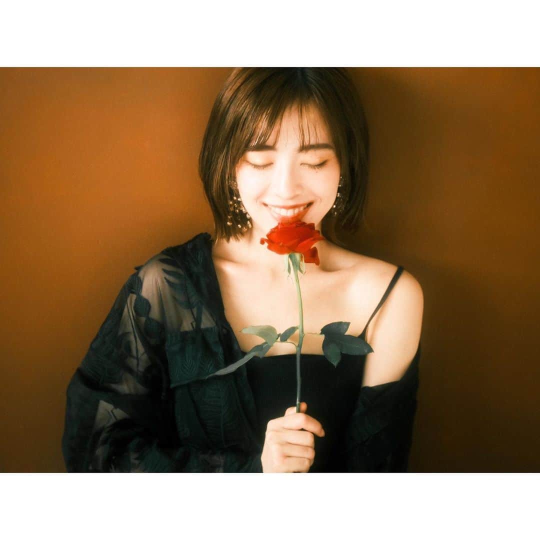 のインスタグラム：「🥀 ･ にこにこ ･ #撮影会 #撮影会モデル #モデル #モデル撮影 #バラ #薔薇 #🥀 #🥀🖤  #zara #zaraコーデ #セットアップ #セットアップコーデ #セットアップスタイル」