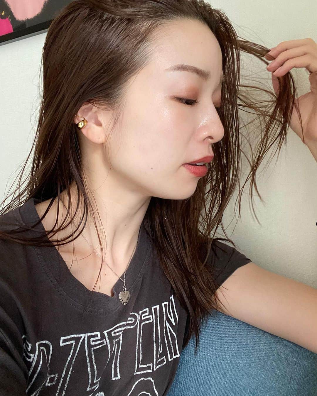 のインスタグラム：「👂 . 2連のイヤーカフお気に入り...!!! @nomg_official のものです🖤 . よくご質問いただくアクセサリーは、 アクセサリー紹介の動画でYouTubeでご紹介しているのでよかったらチェックしてね！！ . おまけでビンディ付けた私を添えてみる。← (突然のビンディ) . @rena_india ＆　@_rina_saito_ に ロンドンで連れてってもらった リトルインディア購入したもの🤣🌈🌈 (姉妹でフェスで付ける予定で購入したものの、 フェスがない夏だったな〜〜 なのでこの前友人達とビンディ付けて遊びました。笑) . . #nomg #hm #cpschaps #ledzeppelin アクセサリー　#イヤーカフ」