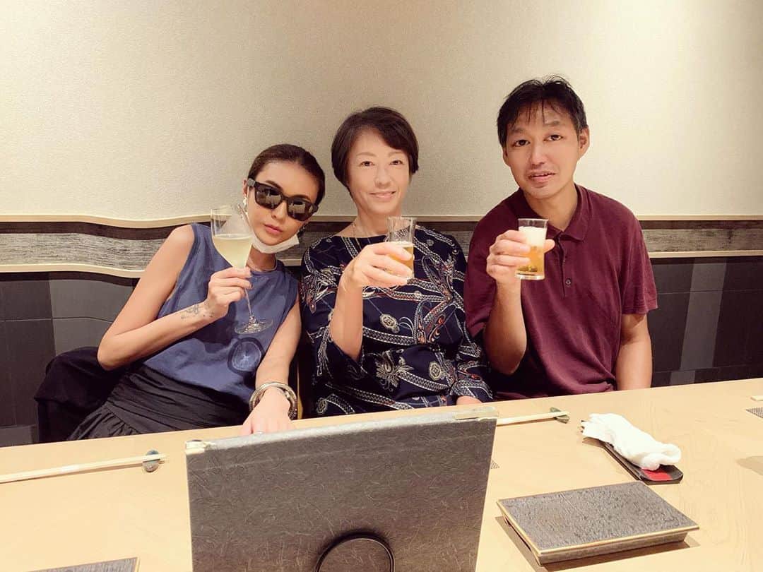 内藤陽子のインスタグラム：「退院後の感謝🙏 水入らずで鮨@赤坂 しあわせを噛み締める。 ニコ、家族、ありがとう。  #1時間に #4回 #蘇生 #奇跡 #体外離脱 #は #していない」