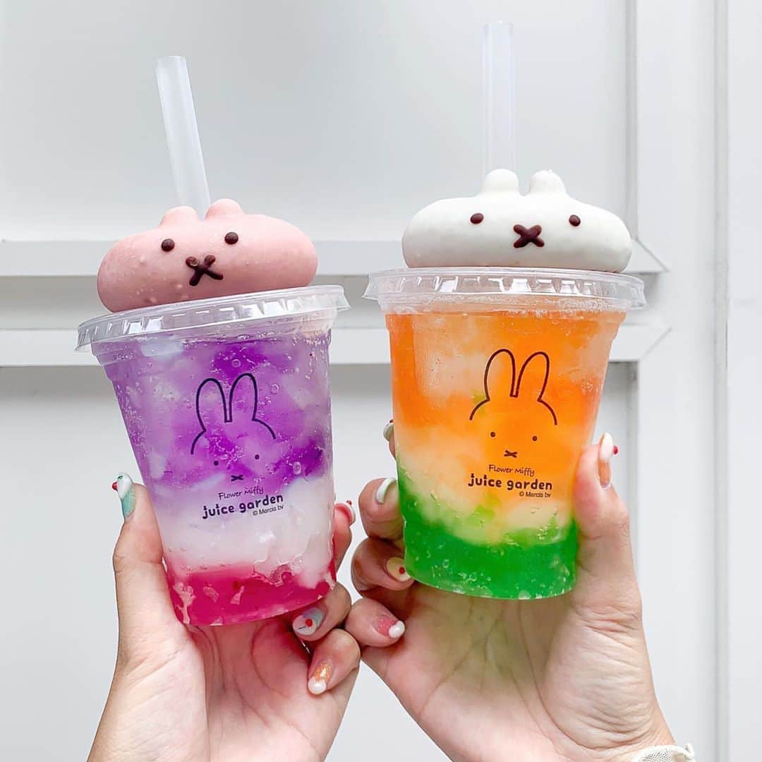 RETRIP<リトリップ>グルメのインスタグラム：「【RETRIP×浅草】 こちらは浅草にある「Flower Miffy juice garden」です。エルダーフラワーシロップ入りの爽やかなゼリーソーダ🍹ラベンダーとガーベラをイメージして作られた見た目も可愛いドリンクです🌼暑い日にもぴったり！ . RETRIPでは「おでかけ」に関する様々な情報を発信しています。ぜひ他のアカウントもチェックしてください！ . @retrip_nagoya_ 名古屋の話題のカフェを紹介 @retrip_osaka_ 大阪のおでかけグルメスポットを紹介 @retrip_kyoto_ 京都のおでかけスポットを紹介 @retrip_fukuoka_ 福岡のおでかけグルメスポットを紹介 @retrip_hokkaido_ 北海道のおでかけスポットを紹介 @retrip_korea_ 韓国の話題のカフェを紹介 @retrip_news 最新のおでかけ情報を紹介 @retrip_nippon 日本の絶景を紹介 @retrip_global 海外の絶景を紹介 @retrip_gourmet 全国の話題のスイーツを紹介 @retrip_dinner 全国の話題のごはんを紹介 @retrip_cafe 全国のおしゃれなカフェを紹介 . ▼RETRIP[リトリップ]のアプリは AppStore、GooglePlay「リトリップ」で検索！ プロフィールのURLからもダウンロードできます。 . photo by @rie_tabi . . #retrip #retrip_ui #miffy #flowermiffy #ミッフィー #ソーダ #浅草 #浅草グルメ #浅草カフェ #インスタ映え #フォトジェニック #スイーツ #スイーツ巡り #スイーツ好きな人と繋がりたい #グルメ #グルメ好きな人と繋がりたい」