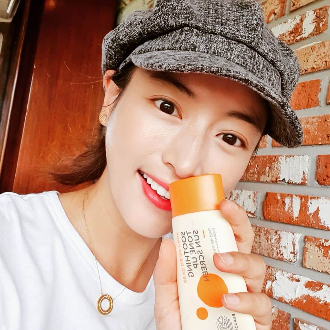 チョン・ダへのインスタグラム：「저를 아껴주시는 인친분들에게 감사한 마음을 담아 드릴 말씀이 있으니, 잠시 시간 내주시면 정말 감사하겠습니다. 🙏🏽  올해, 제가 가족들과 제주도에 새로운 보금자리를 펴게 된 걸, 피드를 보고 계셨던 인친분들은 잘 알고 계시죠? 제주도는 저에게 자연의 새로운 삶을 선물해 준 반면, 도심의 편리함에 대한 그리움도 함께 주더군요. 특히, 당일배송 택배같은 도심에서는 당연하게 여겼던 일들이 그런데요  주문하면 바로 다음날 오는 서울과 달리, 원하는 물건을 길게는 일주일도 넘게 기다려야 하는 제주도기에 배송이 언제될지 몰라 저는 얼굴에만 아껴 바르던 뷰디아니 선크림을 손녀 온몸에 잔뜩 바르시는 엄마와 피부관리를 위해 1년 내내 선크림은 꼭 꼭 챙기는 제 자신을 위해 대량 구매를 해야겠다고 생각 하던 차에, 저의 친한 지인인 뷰디아니 대표님이 좋은 공구를 제안 해 주셨어요.   항상 따뜻한 메시지 남겨주는 인친분들에게 감사한 마음도 나누고 저도 그동안 없었던 좋은 가격에 살 수 있는 기회다 싶어 공구를 해보려고 합니다.  전부터 뷰디아니를 잘 쓰고 있다가, 아들 덕에 인연이 닿아 지금까지 좋은 지인으로 지내고 있는데요, 친해서가 아니라 오랫동안 직접 사용한 제품이기도하고, 자외선 차단뿐 아니라 아이들과 함께 사용할 수 있을 정도로 순하면서 자연스러운 톤 업 효과도 있는 제품을 찾으시는 분들께 정말 좋은 제품이에요.   마침, 뷰디아니 대표님이 가장 착한가격을 확실히 보장 해 주신다니 너무 좋은 기회라 놓칠 수 없더라구요.  인맥에 가려져 제품의 성능이 알려지지 않을까 고민도 많이 했지만, 제가 3년 가까이 써왔던 제품인 걸 제 오랜 인친이시면 잘 알고 계실 거라 믿고, 제 성격이 거짓말 하면서까지 소통 못 한다는 걸 알아주실 거란 생각에 용기 냈습니다.   공구에 관한 일정은 피드를 통해 앞으로 풀어 나 가겠습니다. 기대해 주세요🙌」