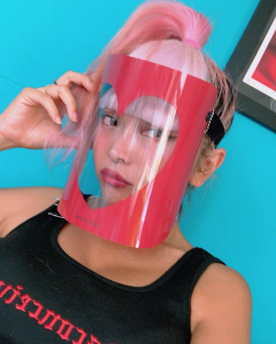 miniさんのインスタグラム写真 - (miniInstagram)「FUCK'N'HATE COVID-19🦠👎🏾 @ponystone_official  #covid19 #facemask #faceshield #ponystone #pink #pinkhair #naive #safetyflirt #vixen #ponystayhome」9月12日 13時05分 - mini.stagram