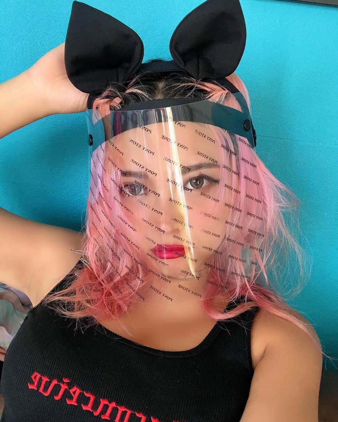 のインスタグラム：「FUCK'N'HATE COVID-19🦠👎🏾 @ponystone_official  #covid19 #facemask #faceshield #ponystone #pink #pinkhair #naive #safetyflirt #vixen #ponystayhome」
