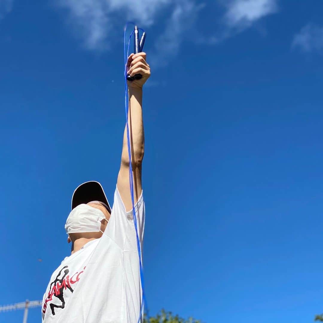 アキ（荒木良明）のインスタグラム：「5日かけて実家で断捨離。ビニール袋大に約50袋。一度には人生最大量。少年時代からの思い出にひたりながら、品品とお別れ。 超スッキリ‼︎🤗 今朝の爽やか青空写真。偶然、トンボが飛んできた。  #断捨離 #秋 #アキ #トンボ #吉本新喜劇アキ」