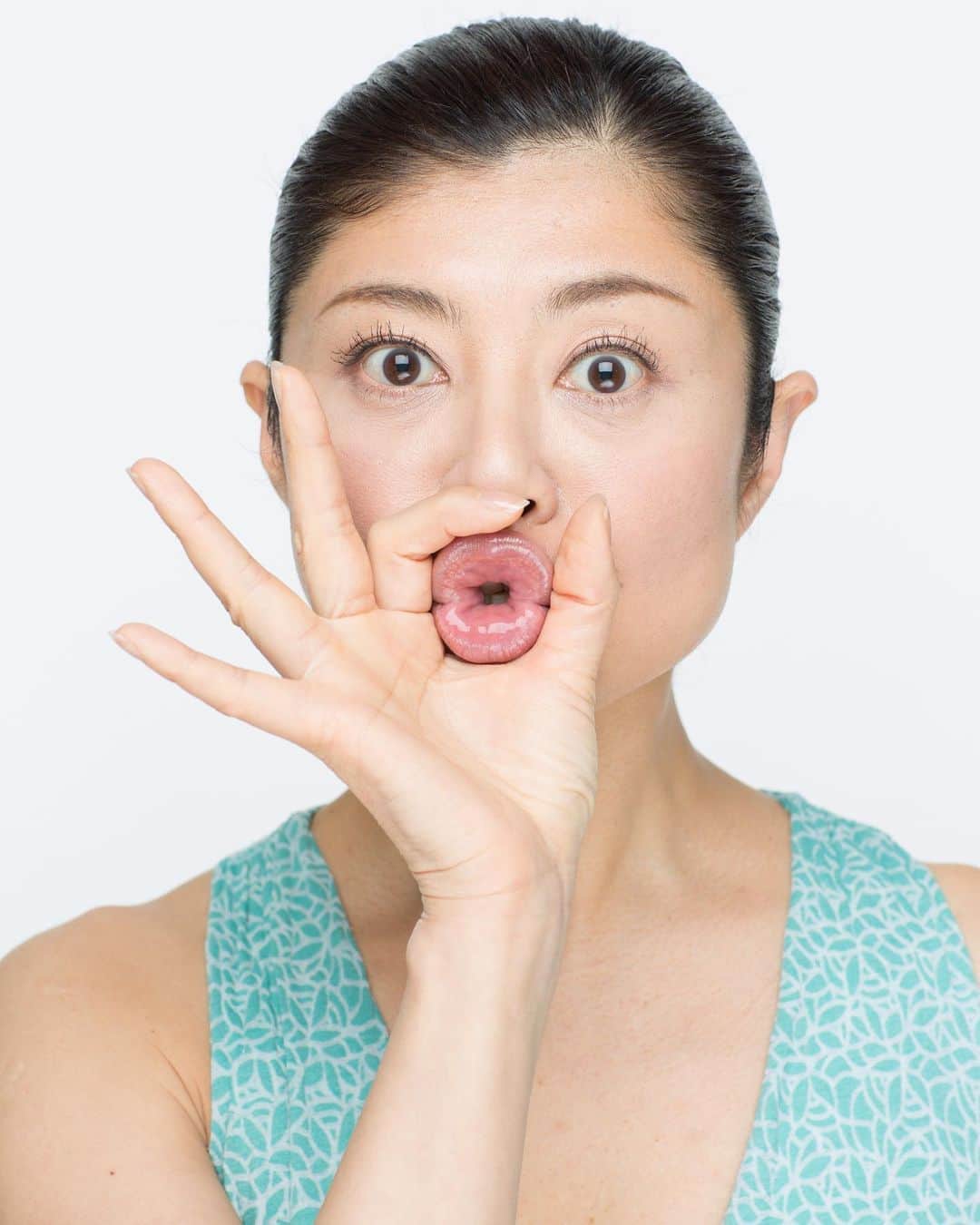 間々田佳子のインスタグラム：「口をすぼめる意識を持つだけでも 顔は変わりますよ！  #間々田佳子 #コアフェイストレーニング」