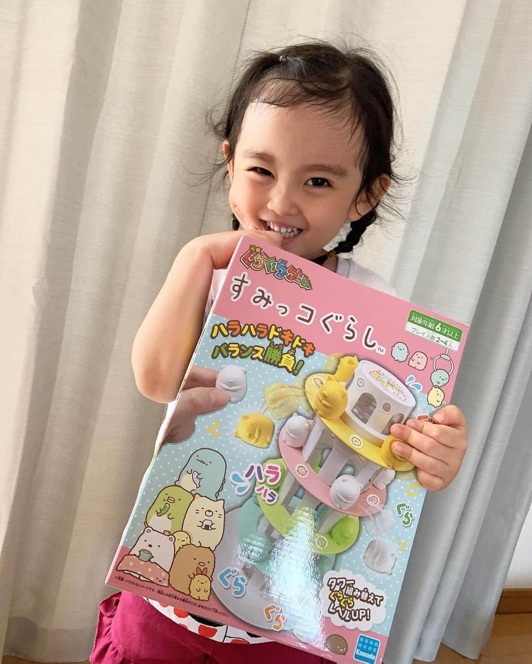 のインスタグラム：「. . 普段おもちゃあまり買わないけどこの前 ミーティングに付き合ってくれたから買ってあげた👧🏻 （ウィンクのつもりです😂） . すみっコぐらし？っていうのが最近のブームらしい❣️ あんまり母ちゃんよくわからないけどこれは よく遊んでるしすごい喜んでたから私も嬉しい💕 . . #すみっコぐらし  #すみっこぐらし  #おもちゃ  #3歳女の子  #女の子ママ #シングルマザー  #girlsmom #momlife  #mydaughter」