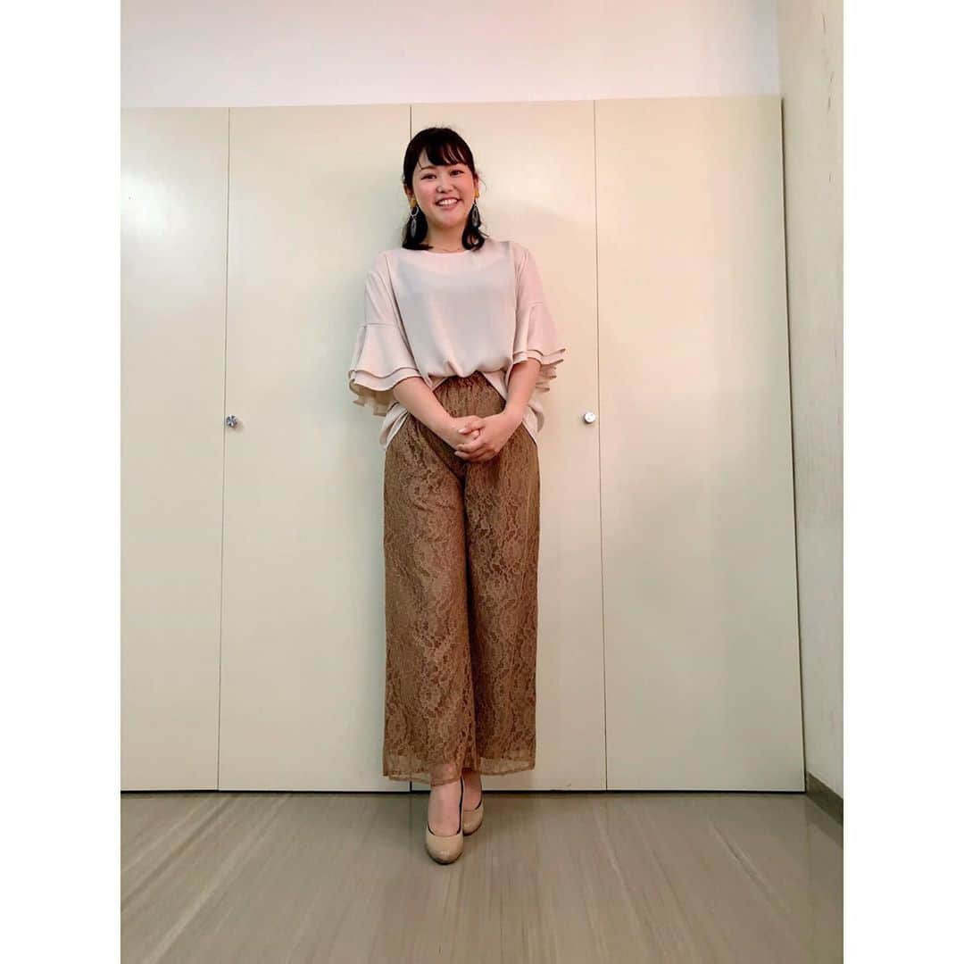 のインスタグラム：「.最近の衣装たちです💁‍♀️﻿ ﻿ 秋らしい装いが増えてきました🌰﻿ 2枚目の写真、腕が消えたのかとヒヤッとしましたが、後ろで組んでいます🤣﻿ ﻿ 3枚目からのスカートも可愛くて気に入りました✨﻿ ﻿ 髪を少し切りました✂️﻿ 暑がりなので夏はまとめたい派ですが、秋冬になるとばっさり切りたくなります！﻿ もっと切りたいなぁと思いつつ、まだ暑いので結べる長さにしておきました😊﻿ ﻿ #あさトク #衣装 #秋の足音 #食欲の秋 #スポーツの秋 #読書の秋 #お風呂に浸かりながら読書します #髪切りました #もっと切りたい欲爆発中」