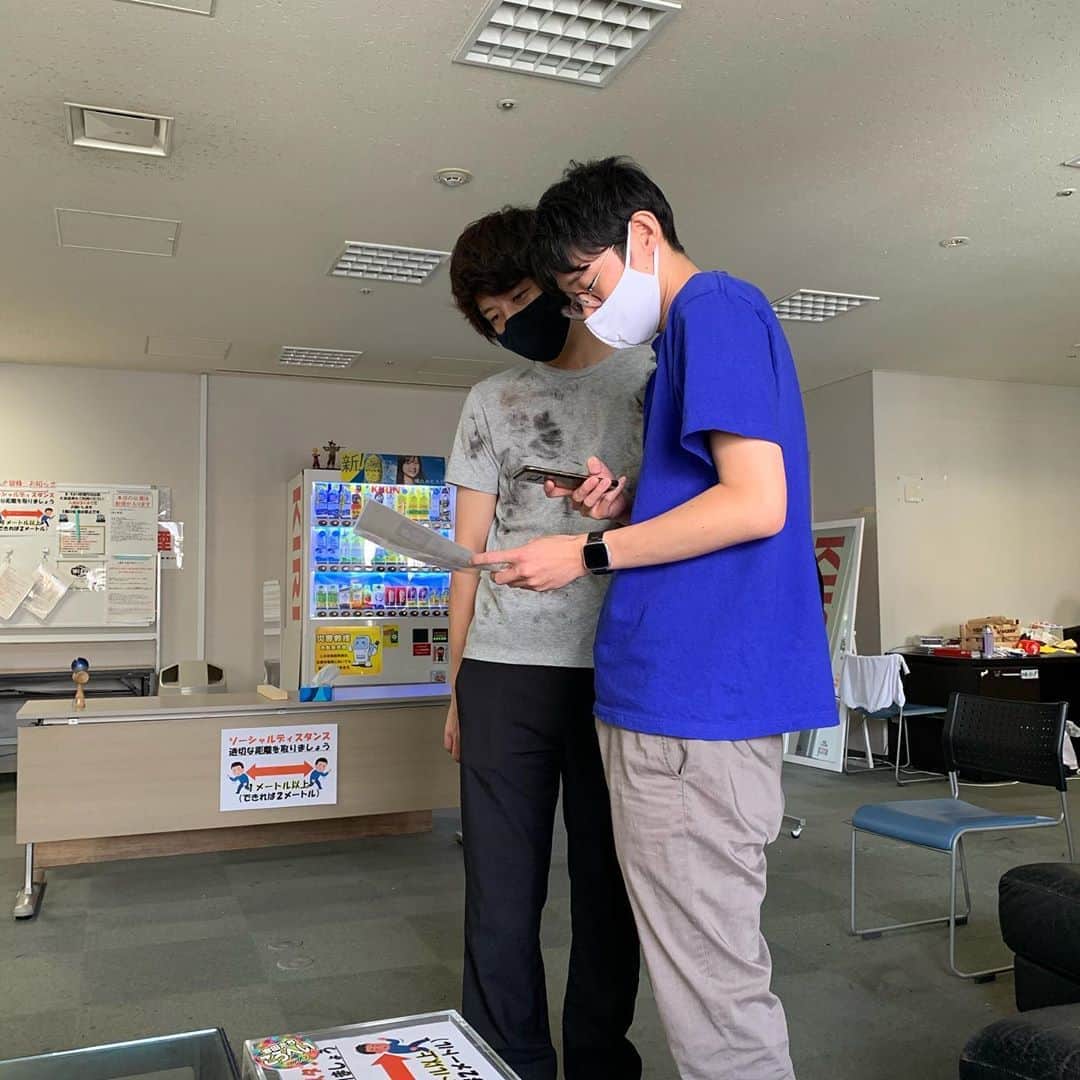 池田真一のインスタグラム：「堂前と辻もこっちこっち〜弁当頼んでくれてるねんけど、注文かぶって出前めちゃくちゃ時間かかってもて堂前がこっちこっち〜弁当のこと 美味い！安い！遅い！って言うてくる😭」