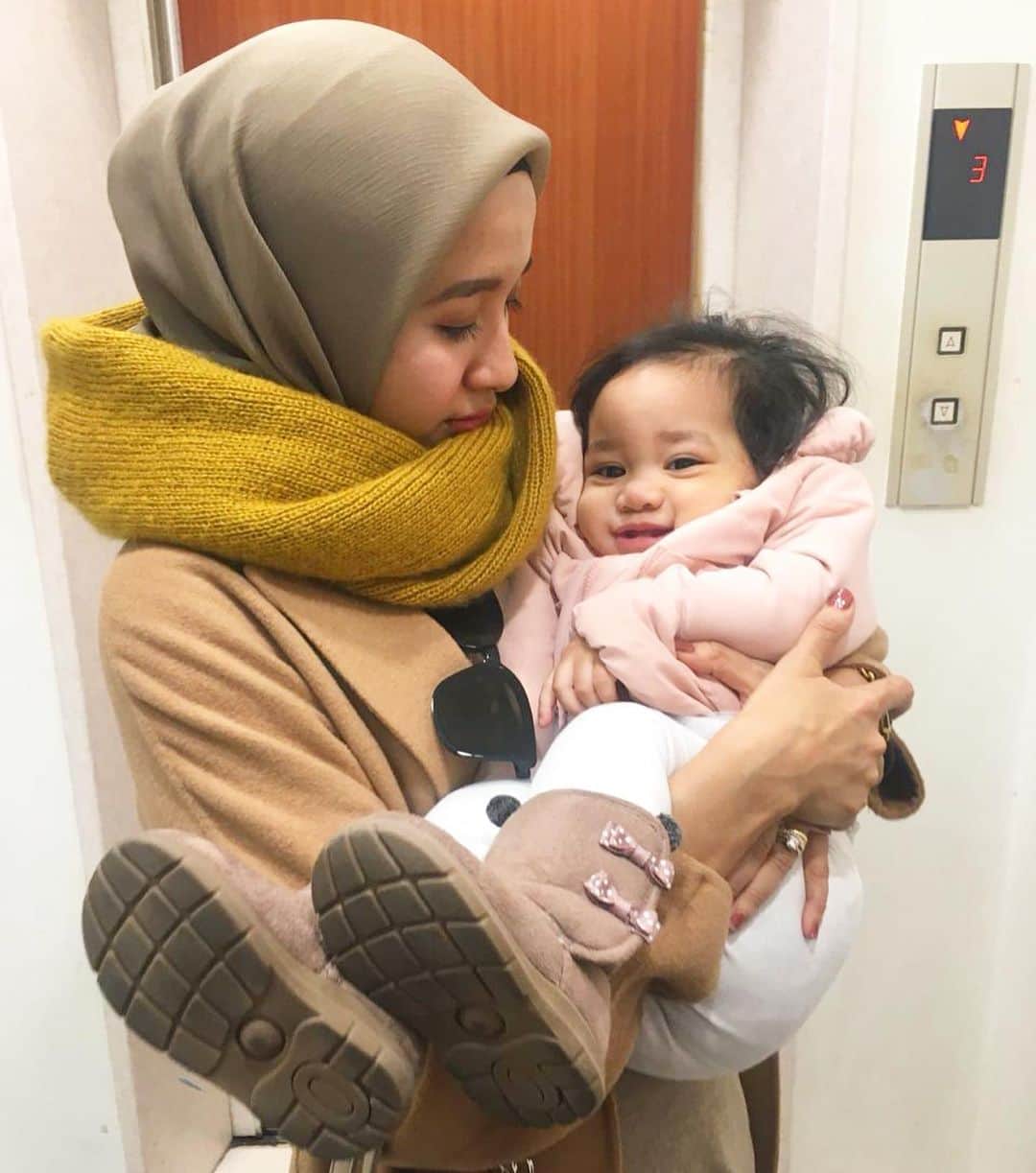 ラウディアシンシアベラのインスタグラム：「بِسْمِ اللَّهِ   ✨ MasyAllah di group keluarga lagi rame doain baby alana..  Miss u gemessssku sayang🤍 Semoga alana selalu di sayang dan di jaga Allah Subhaanahu Wa Ta'ala yaaaaa🧡 Peluk mama mankoy&alana🤗」