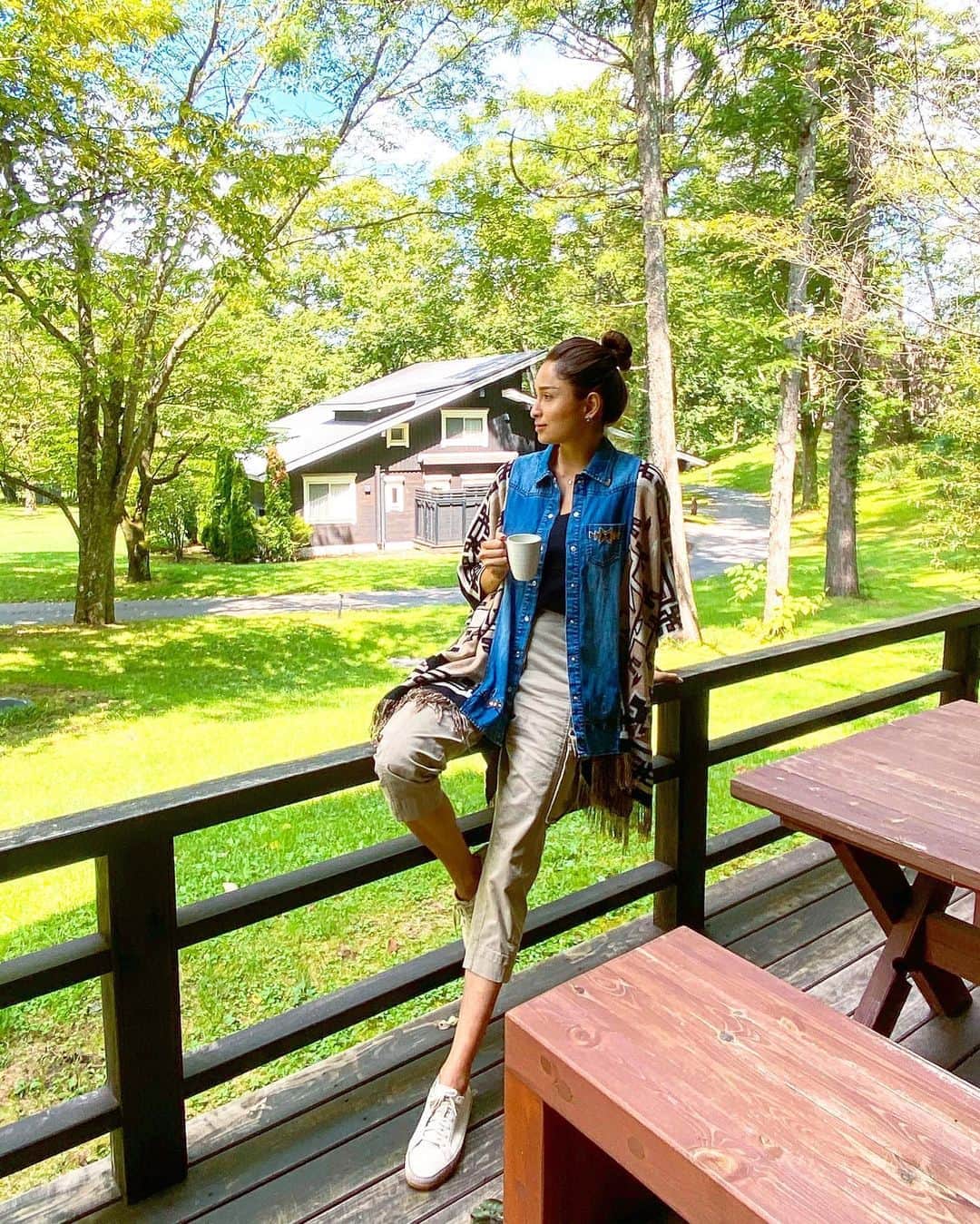 ケリーのインスタグラム：「松林に囲まれた軽井沢プリンスホテルの コテージに宿泊しました🍃🐤🍃 ・ コテージに入ると、リビングが広くて天井が高い、 大きな窓から、しっかり光が差し込む☀️✨ ・ テラス席でお茶ができて、 空気が澄んでいて、気持ちいい😌🍃 ・ 緑は綺麗だったし 環境がとても良かったです🥰✨🌳 ・ 秋の紅葉の時期にはまた景色が変わって、 綺麗だろうね☺️😍🥰🍁🍂 ・ 紅葉の時期にまた行きたいと 思っています☺️🍁🍂 ・ @karuizawaprincehotel  ・ #karuizawapincehotel#karuizawa#princhotel #trip#japan#birthdaygirl#軽井沢プリンスホテル #軽井沢#ガールズトリップ」