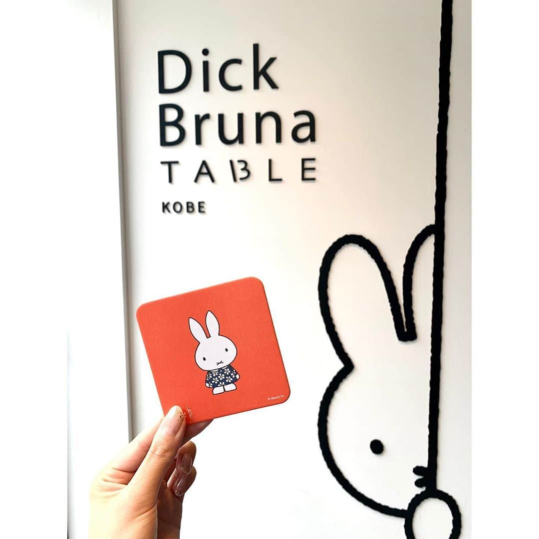 澄輝さやとさんのインスタグラム写真 - (澄輝さやとInstagram)「.﻿ ミッフィーちゃんのカフェDick Bruna TABLEさんに 行ってきました🐇﻿ 予約していかないとなかなか入れないとの事だったので しっかり予約をして、行くのを楽しみにしていました♫﻿ お店に入ると色んな所にミッフィーちゃんが✨﻿ 4階建てのお店で、私は3階で頂いたんですが、 シックな雰囲気でミッフィーちゃんの作者である ブルーナさんの住んでいらしたオランダのユトレヒトの カフェをイメージされたものだそうで、 ブルーナさんがデザインされた表紙の文庫本が たくさん飾られていました。 ワインもたくさん並んでいておしゃれでした🍾﻿ 2階は雰囲気が違ってミッフィーちゃんのぬいぐるみや 絵本が飾ってあり、可愛いらしくて癒されました🍀﻿ ﻿ ﻿ #予約していったので、﻿ #帰りにコースターを頂きました♪﻿ #お皿もミッフィーちゃんで可愛い﻿ #オランダ風ミートボールを頼んだんですが﻿ #ハンバーグくらい大きかったです笑﻿ #dickbrunatable﻿ #是非行ってみてください﻿」9月12日 13時37分 - sayato_sumiki_official