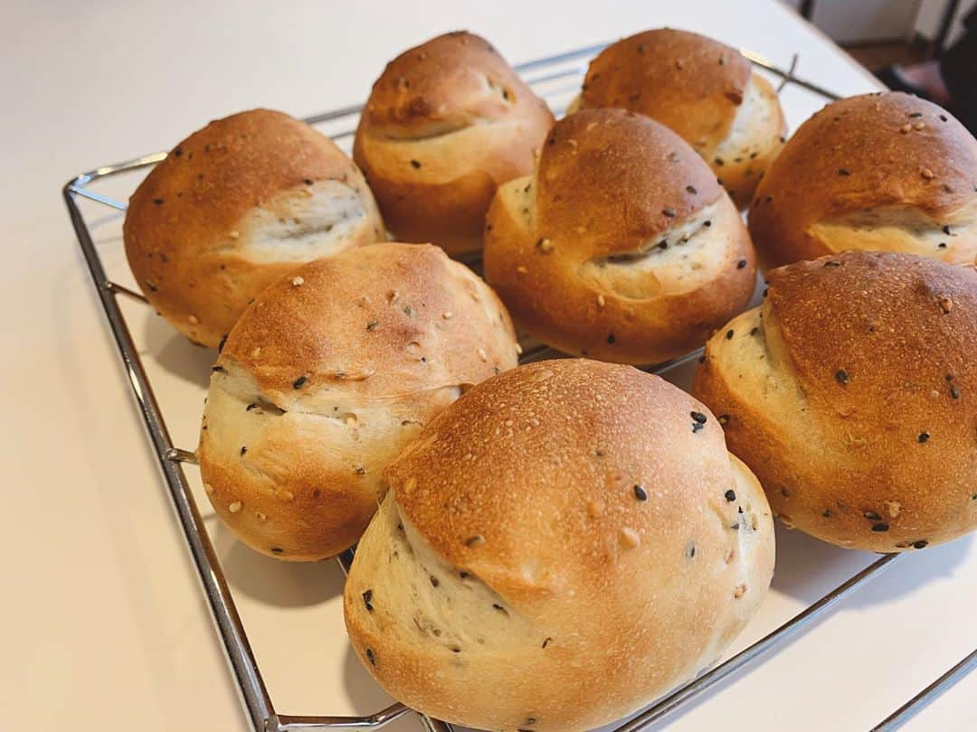 久松郁実のインスタグラム：「﻿ ﻿ ﻿ 🍞初めてのパン作り🍞﻿ ﻿ 記念すべき初の手作りパンは﻿ ゴマパンでした🧡﻿ 口の中にふわっと香るゴマの香り...﻿ そして生地のモチモチの食感が﻿ 堪らなく美味しい🤤✨﻿ ﻿ 思ったよりも簡単で﻿ 生地をこねる工程もすごく楽しくて﻿ パン作りハマりそう🙃‼︎﻿ ﻿ ﻿ #手作りパン#パン作り﻿ #ゴマパン#お家パン#🍞﻿ ﻿」