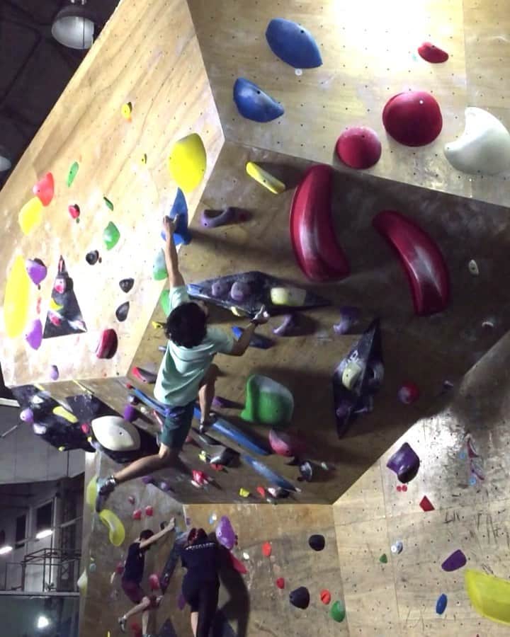 ハキム・カスバンのインスタグラム：「⁣ Died on the opening three moves the first session I had on this one. Feeling a bit better on the wall, sometimes. ⁣ ⁣ @heavy.japan⁣ ⁣ #climbing #bouldering #heavyjapan」
