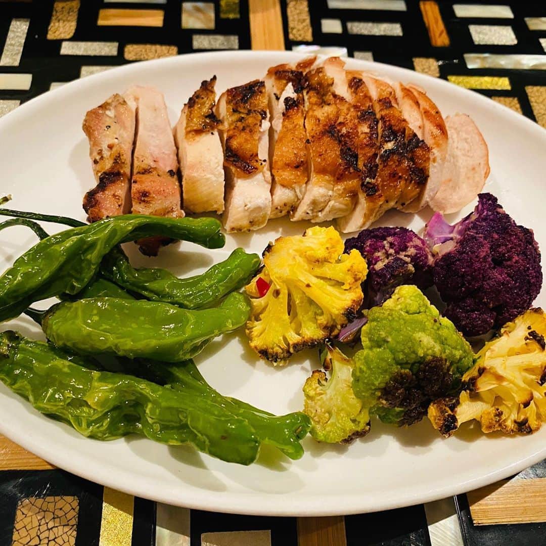 ケリスのインスタグラム：「Ok how about jerk roasted cauliflower? High in the vitamin B’s , antioxidants and fiber that helps naturally shed some baby weight ;) oh not to mention choline that’s good to repair that baby brain lol」
