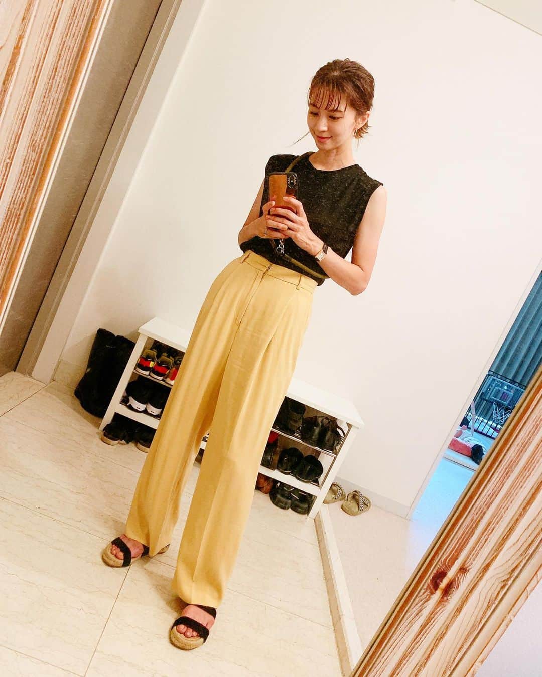 のインスタグラム：「私服。 tops... @plage_jp  pants... @lifes_store  shoes... @balenciaga  strap... @yosemite_strap  watch... @cartier   携帯をぶら下げるストラップ✨ bagみたいに肩からかけてます。  息子もポージングをし始めました❤️足と手の感じが決まってます！ . . . . #wear #ootd #私服　#strap #smartphones #yellow #pants #yosemitestrap #みさこファッション」