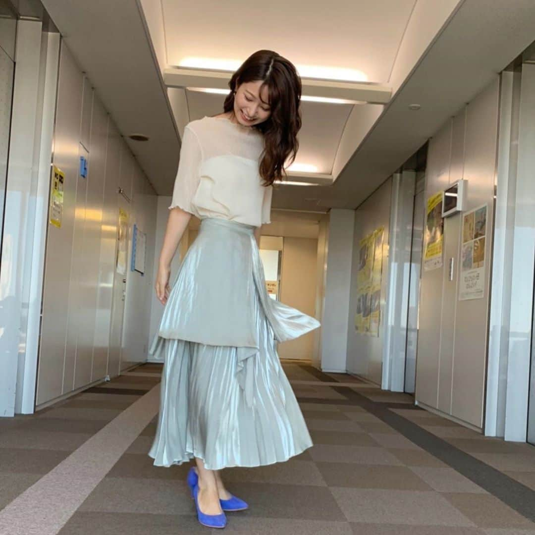 海老原優香さんのインスタグラム写真 - (海老原優香Instagram)「スカートが光を受けてきらきら〜な衣装🦋  #衣装 #秋コーデ#🍁」9月12日 14時03分 - ebioffi