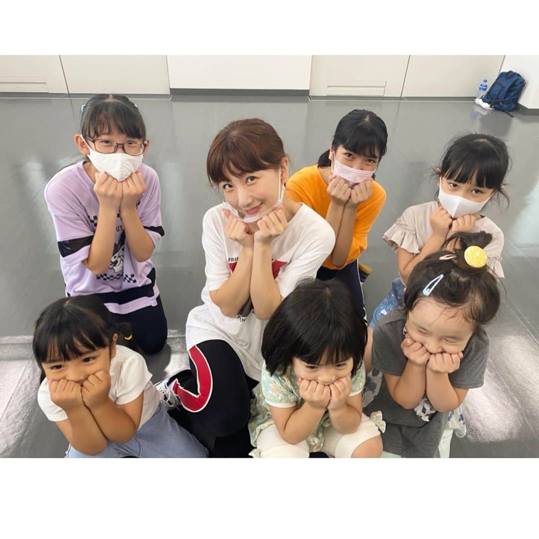 高田あゆみさんのインスタグラム写真 - (高田あゆみInstagram)「可愛いキッズ達♡ レッスンでやったこのポーズが大変気に入ったらしい😂 #kids#lesson#dance」9月12日 14時08分 - ayumitakada1020