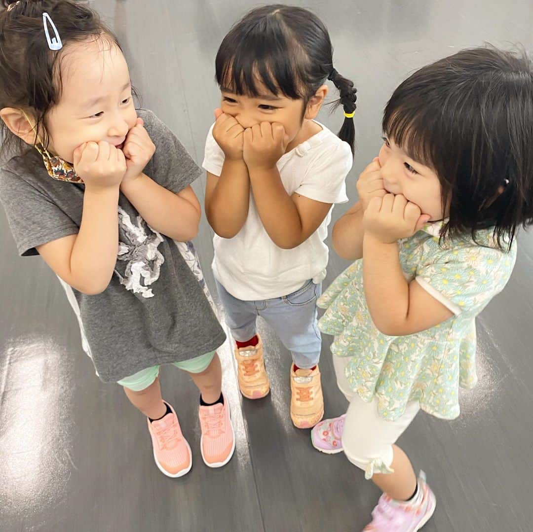 高田あゆみのインスタグラム：「可愛いキッズ達♡ レッスンでやったこのポーズが大変気に入ったらしい😂 #kids#lesson#dance」