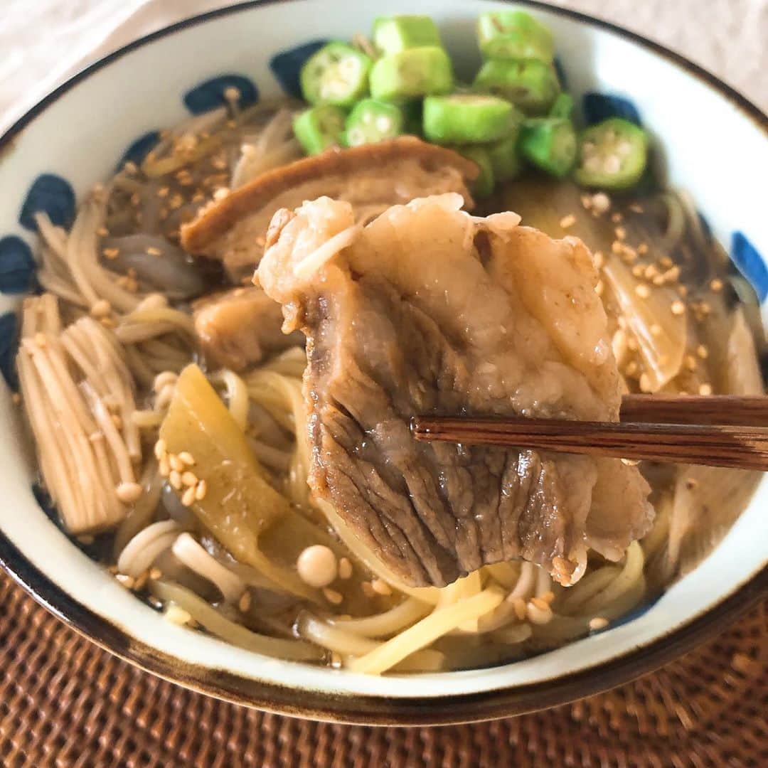 倉本康子さんのインスタグラム写真 - (倉本康子Instagram)「🌟 トロけたランチ😍 台湾の味　牛肉麺 (ニューローメン) 牛肉の旨味がギューっと はいっていて ゴロゴロっとした牛肉は 口の中でほどけて美味。 トッピングとして、えのきとオクラを追加して大満足なランチでした🥰 SLcreationsでオーダーする品を悩んでいる方にオススメですぞー！ ヒットだった😍😍😍 #麺類好き #ニューローメン #懐かしの台湾の味 #台湾行きたい #来年には海外旅行したい #slcreations #茹でるだけの簡単メニュー #本格的な味に大満足 #満足じゃなくて大満足 #まだお腹が空かない #空きそうにない #でも必ず空く #不思議なもんで #何歳になったら不思議じゃなくなるのか #なるのかならないのか #神の味噌汁 #神のみぞ知る  #©︎浦風親方」9月12日 14時12分 - yasuko_kuramoto_yakko
