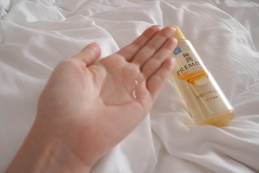 izu（出岡美咲）さんのインスタグラム写真 - (izu（出岡美咲）Instagram)「インテージSRI ﻿ 化粧水カテゴリーで2007年4月~2020年3月﻿ 販売個数NO.1ブランドの肌ラボさんが、﻿ 「極潤プレミアム ヒアルロン液」をリニューアルしたとのことで。﻿ 早速試させて頂きました✨﻿ ﻿ お風呂に持ち込んで﻿ 半身浴しながらのサブ化粧水として使ったり﻿ スチーマー当てながら、ひたひたにローションパックしたり☺️﻿ これをするとうるおいがたっぷり与えられて﻿ 濃厚なパックをしたくらいのもちもち肌が続きます。﻿ 新しく配合された浸透型ヒアルロン酸は、﻿ 加水分解ヒアルロン酸Na（うるおい成分）って言う新成分だそう！﻿ ﻿ クーラーや日焼け止めで、お肌に乾燥を感じた時にばしゃばしゃ使ってます🤞﻿ ﻿ ﻿ ﻿ @rohto_official　﻿ #極潤プレミアム #もちもち肌つづく #肌ラボ #肌支持率NO1化粧水 #ロート製薬_PR」9月12日 14時24分 - izu_stagram