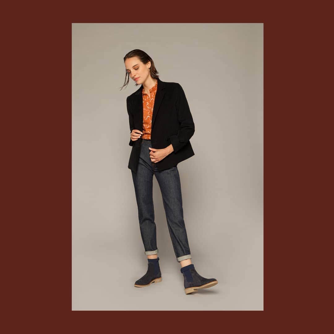 ベンシモンのインスタグラム：「Automne ✨🍂 ​Jeans bruts, vestes cintrées et chemisiers colorés, restez connectées les looks les plus chics de votre dressing d'automne arrivent chez Bensimon ! ​Découvrez les premières pièces de notre nouvelle collection sur le site et dans nos boutiques 🧡 (lien dans la bio) ​​🇬🇧 Autumn ✨🍂 Raw jeans, slim-fitted jackets and colourful blouses, the chic looks for your autumn wardrobe are coming! Discover the first pieces of our new collection on our website and in our shops 🧡 (link in the bio) ​#bensimon #bensimoncollection #mode #new」
