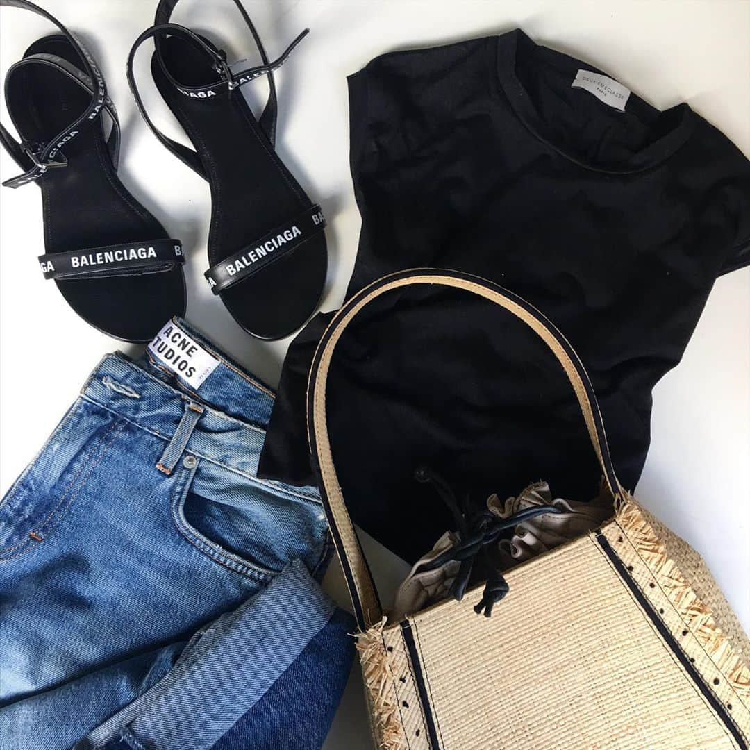のインスタグラム：「#おきが倶楽部  *  * tops #deuxiemeclasse #ドゥーズィエムクラス  denim #acnestudios #アクネ bag #ludlow #ラドロー shoes #balenciaga #バレンシアガ  涼しくなってきたからデニムを楽しめる✌🏻 #fvecフリマ パンツ関係を出していきます🙋🏼‍♀️ #masukeiモノトーン」