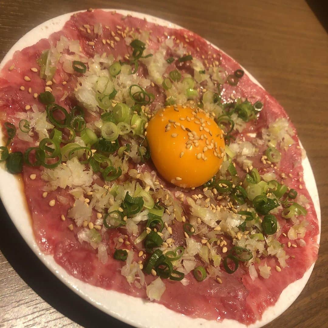 伊藤みくさんのインスタグラム写真 - (伊藤みくInstagram)「アイラブたんぱく質🍖﻿ ﻿ ﻿ ﻿ 撮影終わりに五反田にある【焼肉うしお】さんへ🥩﻿ ﻿ 上質なお肉を﻿ 少しずつ選んで食べられるのが嬉しい🙆‍♀️﻿ ﻿ ﻿ ﻿ いつも大変お世話になってる王子🤴 @satorucci と﻿ ﻿ peachプレスの @shoko_92 ちゃん✨﻿ ﻿ オール関西人❤️❤️❤️ ﻿ 話のテンポがやっぱ抜群🤣﻿ ﻿ だけど、こんなご時世なので... みんな小声でトーク。w  そして極めて短時間のお食事⏳﻿ ﻿  スタミナチャージ完了👍👍👍👍  ﻿  #五反田うしお #焼肉うしお五反田  #焼肉うしお　#焼肉　#焼肉好きな人と繋がりたい  ﻿ ﻿ ﻿ ﻿」9月12日 14時26分 - miku90210