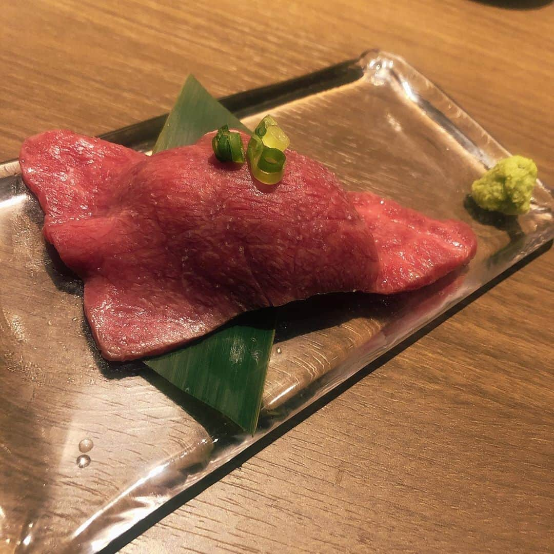 伊藤みくさんのインスタグラム写真 - (伊藤みくInstagram)「アイラブたんぱく質🍖﻿ ﻿ ﻿ ﻿ 撮影終わりに五反田にある【焼肉うしお】さんへ🥩﻿ ﻿ 上質なお肉を﻿ 少しずつ選んで食べられるのが嬉しい🙆‍♀️﻿ ﻿ ﻿ ﻿ いつも大変お世話になってる王子🤴 @satorucci と﻿ ﻿ peachプレスの @shoko_92 ちゃん✨﻿ ﻿ オール関西人❤️❤️❤️ ﻿ 話のテンポがやっぱ抜群🤣﻿ ﻿ だけど、こんなご時世なので... みんな小声でトーク。w  そして極めて短時間のお食事⏳﻿ ﻿  スタミナチャージ完了👍👍👍👍  ﻿  #五反田うしお #焼肉うしお五反田  #焼肉うしお　#焼肉　#焼肉好きな人と繋がりたい  ﻿ ﻿ ﻿ ﻿」9月12日 14時26分 - miku90210