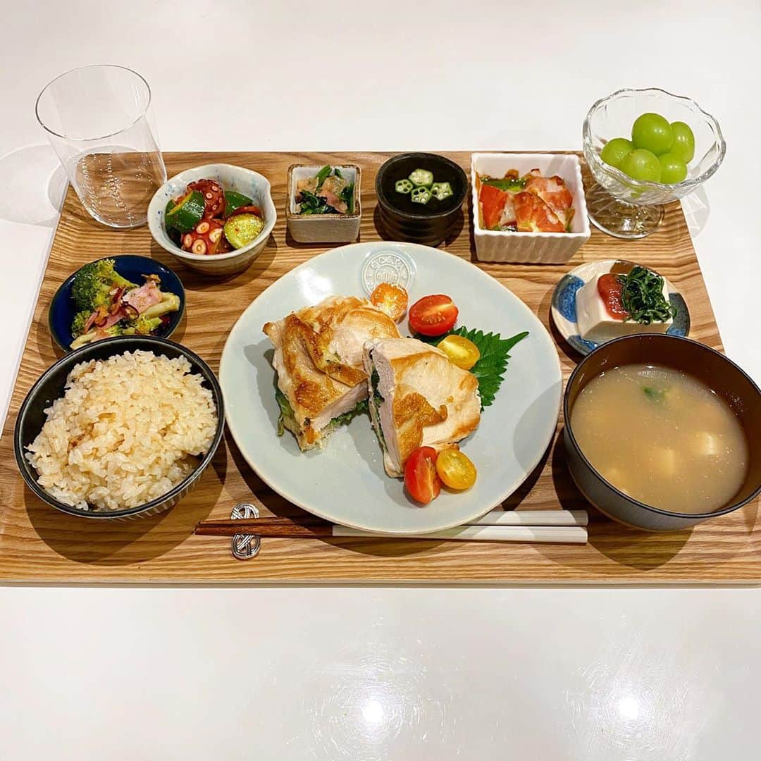 姫野れみさんのインスタグラム写真 - (姫野れみInstagram)「#石毛家の食卓 👨🏿‍🍳 胸肉特有のパサパサ感をなくして ふっくら柔らかく、 そしてジューシーに仕上がる調理法で😉  🐓#チキンとほうれん草のチーズ挟み焼き 🐙#たこキューキムチ  🥬#ほうれん草とベーコンのソテー 🌶#梅しそ冷奴 🥦#ブロッコリーのペペロンサラダ 🌊#もずく酢 🍅#トマトのバジルチーズ焼き 🍚#帆立の炊き込みご飯 🍲#オクラとほうれん草と豆腐の味噌汁 🍇#シャインマスカット  #サッカー選手のごはん #アスリートフードマイスター #アスリート飯 #料理 #和食 #夕食 #夕飯 #夜ご飯 #晩ごはん #夜ご飯 #夜ごはん #和食ごはん #手作り料理 #手作りごはん #おうちごはん #レシピ #dinner #food #cooking」9月12日 14時26分 - remi___08